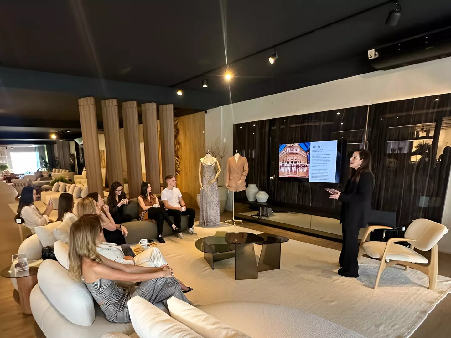 Lez a Lez e Casa Mais promovem evento sobre a conexão entre moda e arquitetura em Jaraguá do Sul